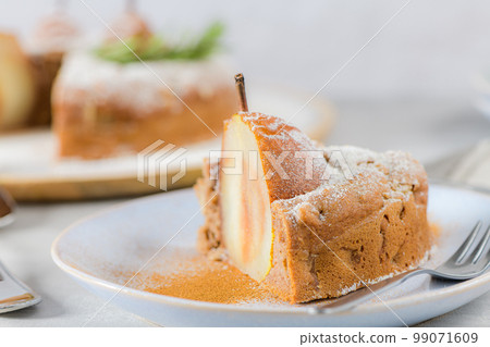 Delicious cake slice with pear and cinnamon 99071609