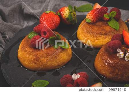 Caramel custard puddings 99071648