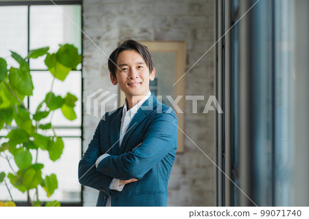 站在辦公室的商務人士 站在辦公室的商務人士 99071740
