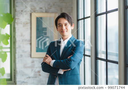 站在辦公室的商務人士 站在辦公室的商務人士 99071744