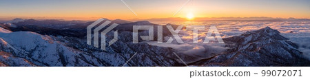 Yamanouchi Town, Nagano Prefecture Sea of clouds and evening view panorama from Yokoteyama in winter 99072071