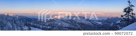 長野縣山之內町冬天的笠嶽山和北阿爾卑斯山黎明全景 長野縣山之內町冬天的笠嶽山和北阿爾卑斯山黎明全景 99072072