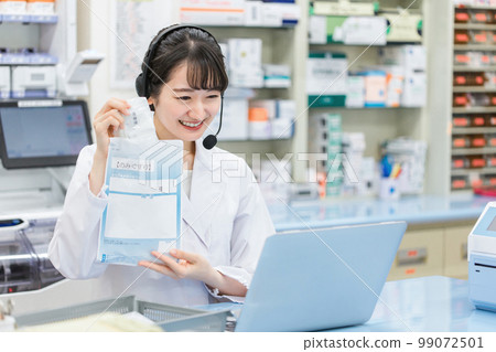 A pharmacist/dispenser woman (prescription/doctor) who provides online medication guidance/medical treatment using a computer at a hospital/pharmacy 99072501