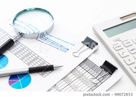 組織成夾子白色背景的文件 99072653