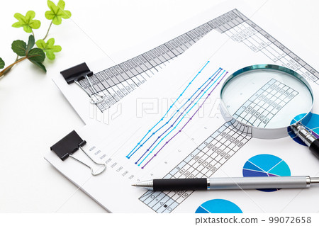 組織成夾子白色背景的文件 99072658