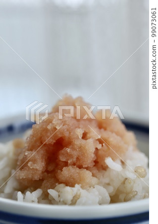 Uncolored cod roe served on rice in a bowl 99073061