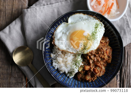 肉末咖哩配上自製香料煎蛋 肉末咖哩配上自製香料煎蛋 99073118