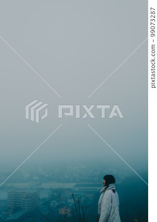 城市背景下打傘的女人照片 城市背景下打傘的女人照片 99073287
