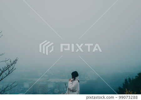 城市背景下打傘的女人照片 城市背景下打傘的女人照片 99073288