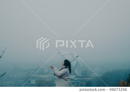 城市背景下打傘的女人照片 99073298