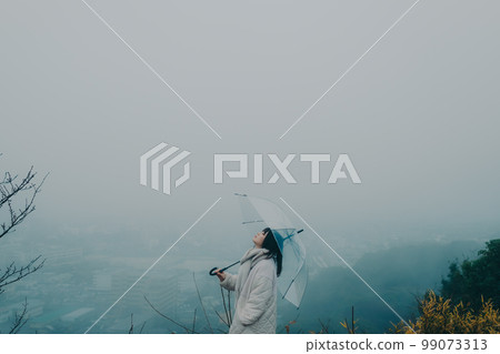 城市背景下打傘的女人照片 城市背景下打傘的女人照片 99073313