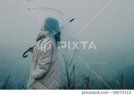 城市背景下打傘的女人照片 城市背景下打傘的女人照片 99073318