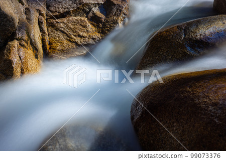 一條飛濺而下的河流 99073376