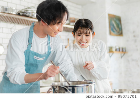 Kitchen 2 men and 2 people refreshing image 99073701