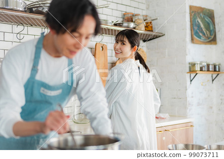 Kitchen 2 men and 2 people refreshing image 99073711