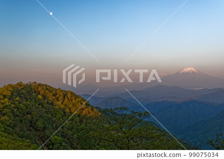 從新鮮的綠色丹澤山脈和 Hinodomaru 山脊看日出時的富士山 從新鮮的綠色丹澤山脈和 Hinodomaru 山脊看日出時的富士山 99075034