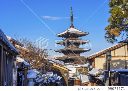 白雪皚皚的早晨，八坂塔和京都的街道 99075371