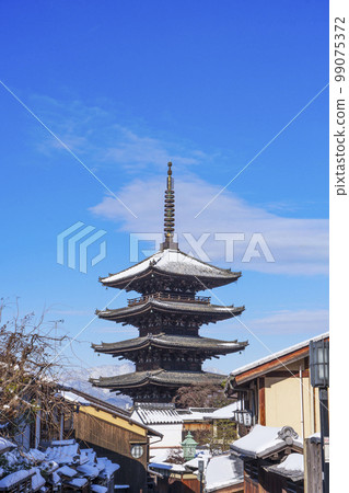 Yasaka Pagoda and the streets of Kyoto on a snowy morning 99075372