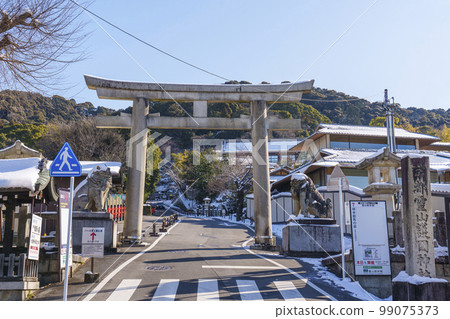 京都靈山護國神社 大石牌坊門 清晨殘雪 99075373