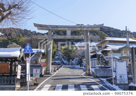 京都靈山護國神社 大石牌坊門 清晨殘雪 99075374