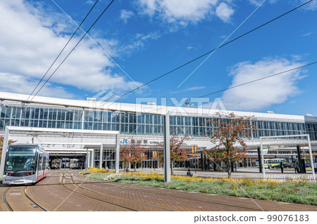 Toyama City, Toyama Prefecture Toyama Light Rail connecting to the south exit of JR Toyama Station on sunny days Toyama City, Toyama Prefecture Toyama Light Rail connecting to the south exit of JR Toyama Station on sunny days 99076183