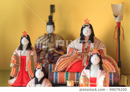 A doll A doll 99076200