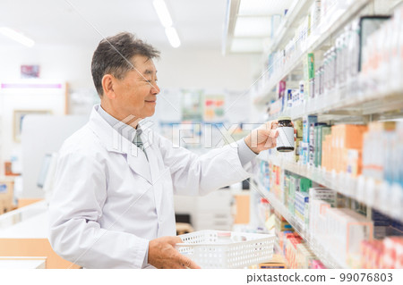 在藥局、醫院和藥局工作的藥劑師（處方、藥品、補充劑） 99076803
