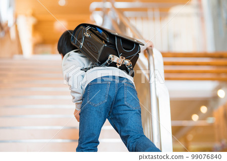 男小學生爬校舍樓梯 男小學生爬校舍樓梯 99076840