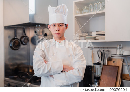 雙手抱胸表情嚴肅的廚師 99076904
