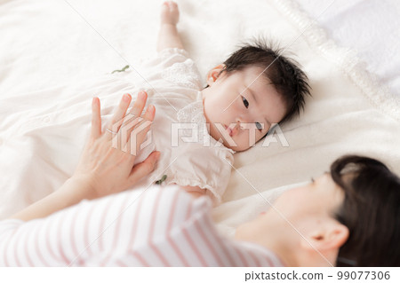 家庭媽媽和寶寶 99077306