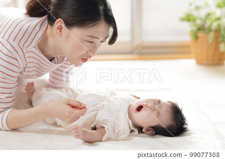 家庭媽媽和寶寶 99077308