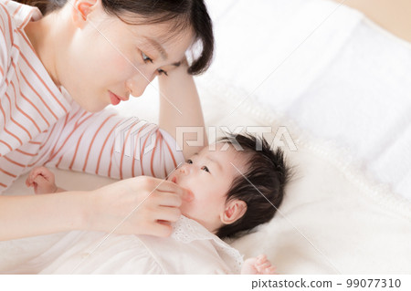 家庭媽媽和寶寶 99077310