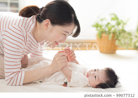 家庭媽媽和寶寶 99077312