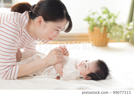 家庭媽媽和寶寶 家庭媽媽和寶寶 99077313