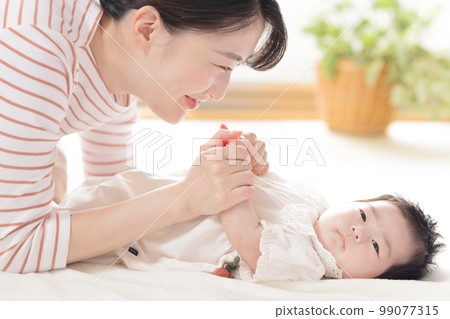 家庭媽媽和寶寶 家庭媽媽和寶寶 99077315