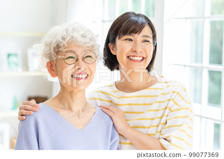 放鬆在客廳的資深婦女 99077369