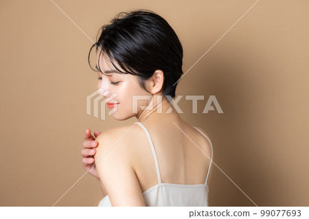 A woman with short hair 99077693
