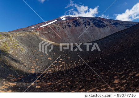從宮殿花園看到的寶永火山口和富士山山頂 從宮殿花園看到的寶永火山口和富士山山頂 99077710