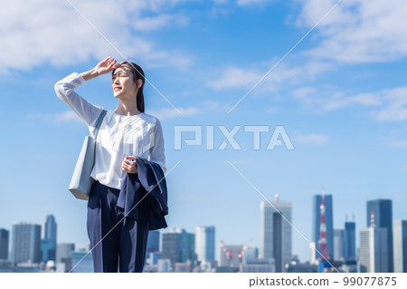 A business person who takes off his jacket and does business A business person who takes off his jacket and does business 99077875