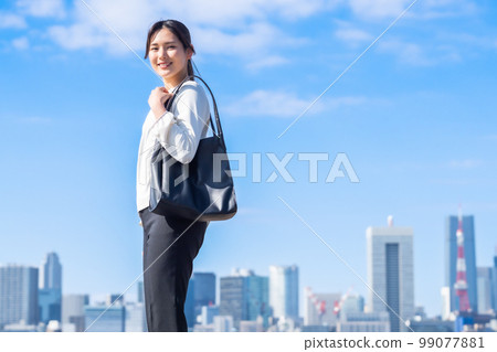 穿著輕便通勤的商務人士 99077881