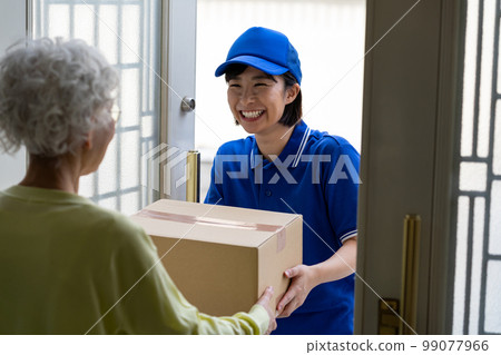Young woman delivering luggage 99077966