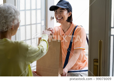 Young woman delivering luggage 99078009