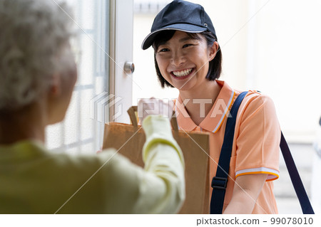 Young woman delivering luggage 99078010
