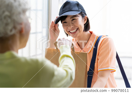 運送行李的年輕女子 99078011