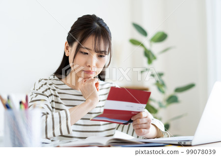 一位因通貨膨脹而擔心查看銀行存摺的女士 99078039