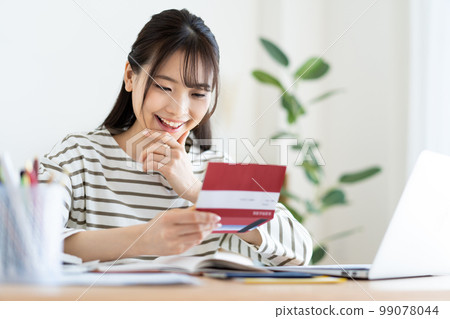 一個女人用通貨膨脹檢查存摺 99078044