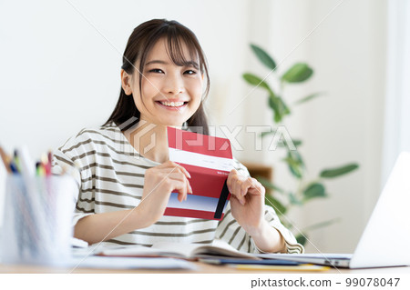 一個女人用通貨膨脹檢查存摺 99078047