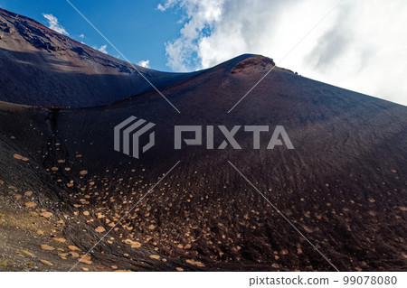 雲霧繚繞的富士山和寶永山景色 99078080