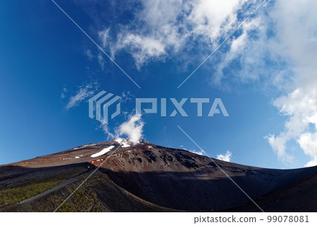 Hoei 火山口和富士山與雲 99078081