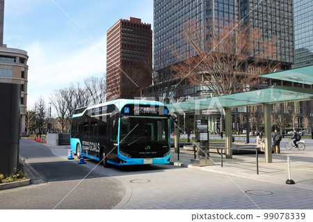 Chiyoda Ward, Tokyo JR Takeshiba Hydrogen Shuttle Bus stopping in front of Tokyo Station 99078339